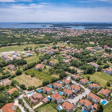 Stone Zorritta With A Pool And A Beautiful Garden Vila *