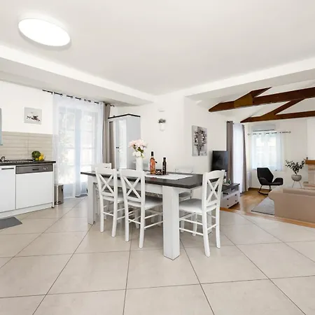 Vila Stone Zorritta With A Pool And A Beautiful Garden Ližnjan
