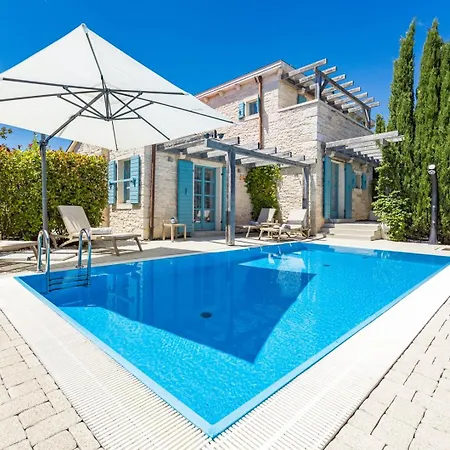 Vila Stone Zorritta With A Pool And A Beautiful Garden Ližnjan
