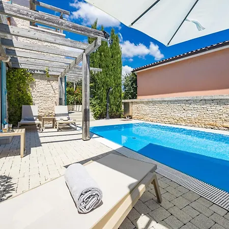 Stone Zorritta With A Pool And A Beautiful Garden Vila