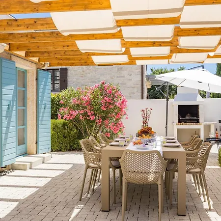 Stone Zorritta With A Pool And A Beautiful Garden Ližnjan