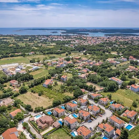 Stone Zorritta With A Pool And A Beautiful Garden Villa Ližnjan